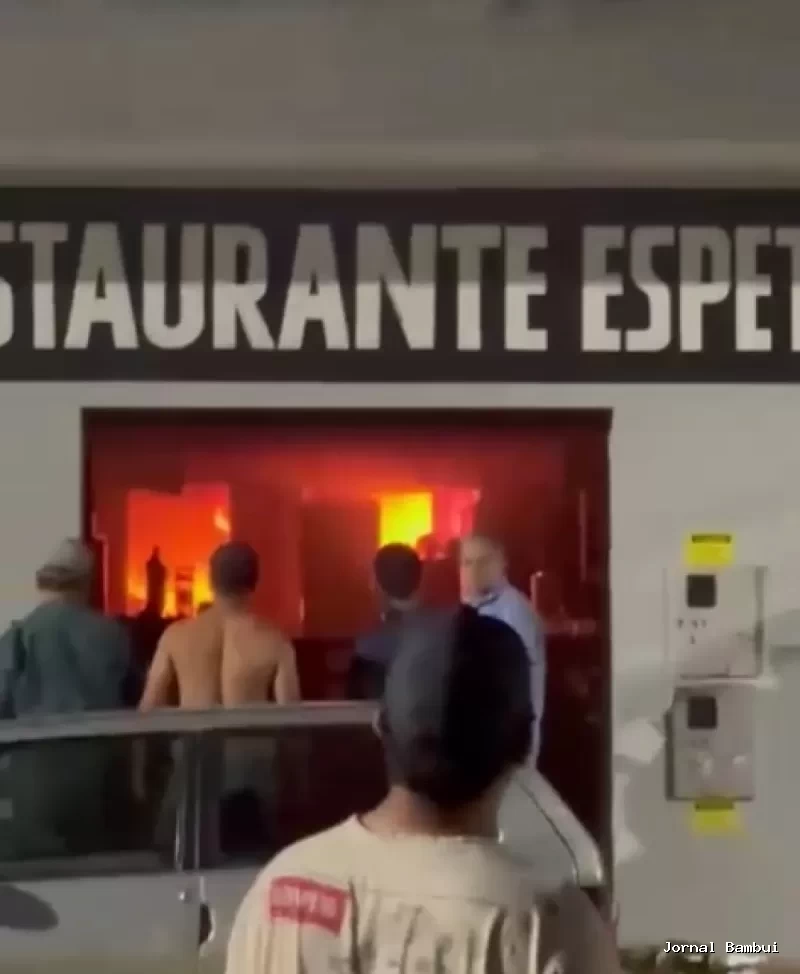 Incêndio destrói cozinha de restaurante no Centro de Bambuí; ninguém se feriu Ocorrência mobilizou Corpo de Bombeiros e Defesa Civil na noite deste domingo (21). Suspeita inicial aponta para falha elétrica.