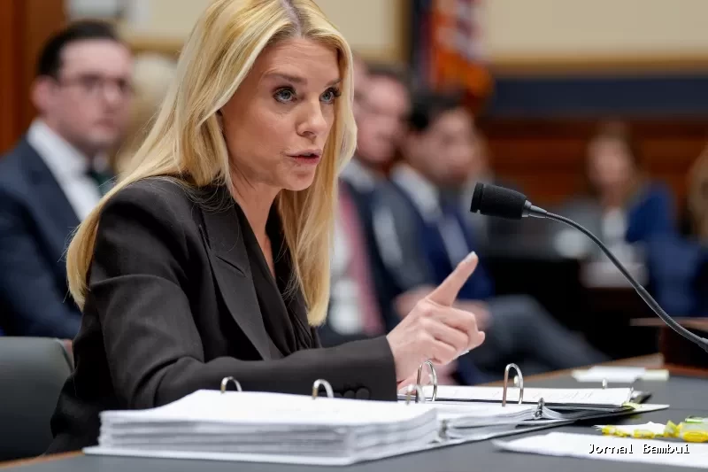 Trump demite procuradora-geral Pam Bondi em meio a críticas sobre caso Epstein