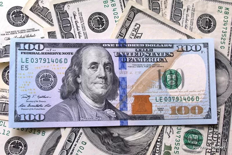 Dólar avança frente ao real após feriado e acompanha movimento global